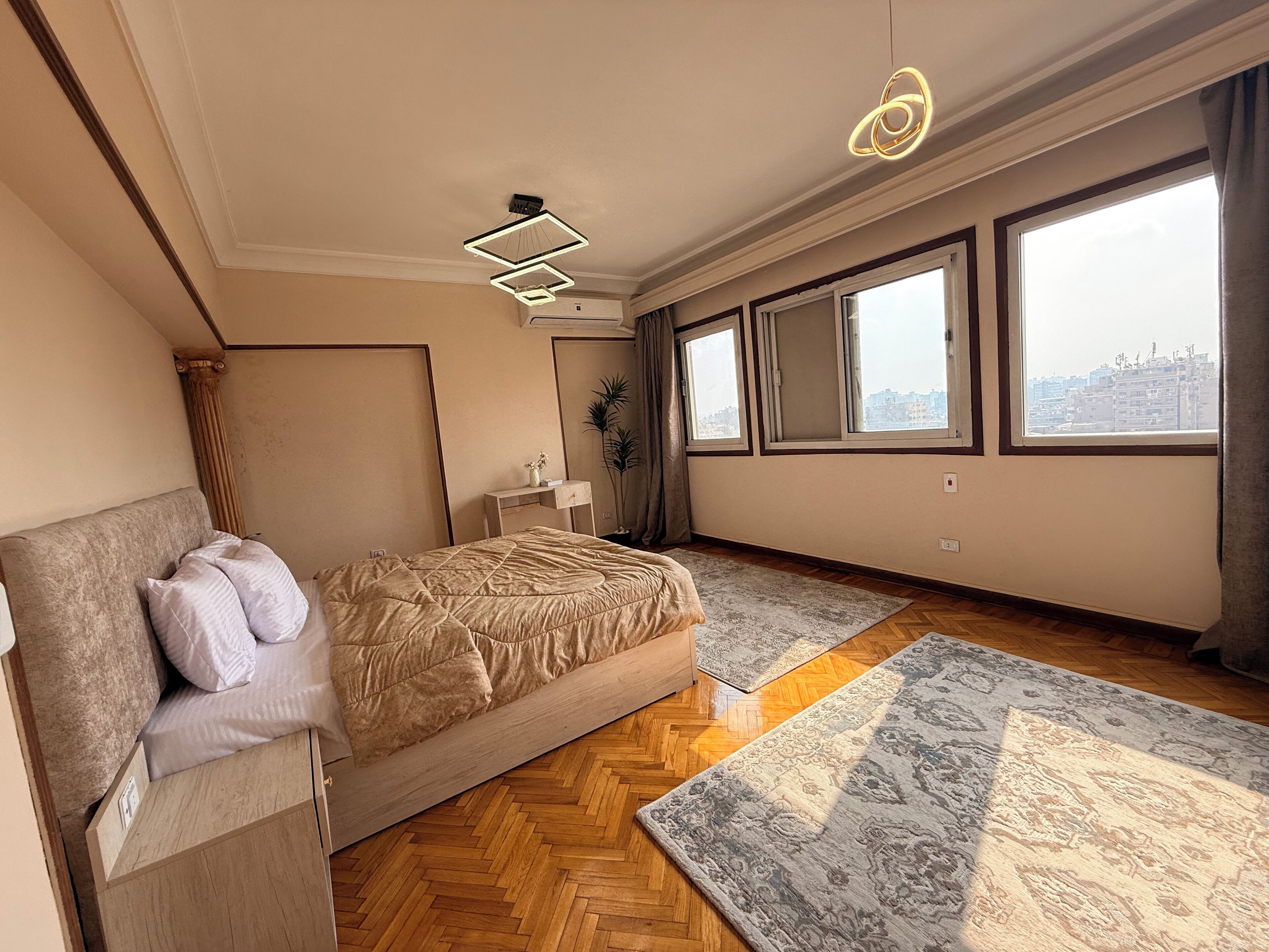 เครื่องนอนระดับพรีเมียม, มินิบาร์, ตู้นิรภัยในห้องพัก, โต๊ะทำงาน