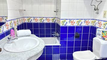 Ensemble douche/baignoire, articles de toilette gratuits, sèche-cheveux