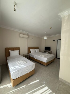 Chambre Triple Standard, balcon | Espace de travail pour ordinateur portable, Wi-Fi gratuit