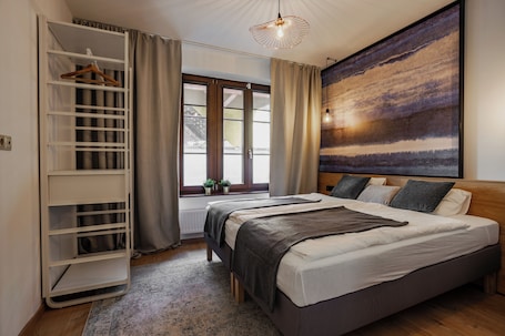 2 bedrooms, iron/ironing board, WiFi, bed sheets. Exclusive 2-bedroom apartment with AC and private garden in Pécs