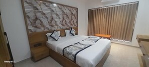 In-room safe, desk, laptop workspace, free WiFi