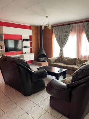 House, 3 Bedrooms, Smoking, Fireplace | Living room