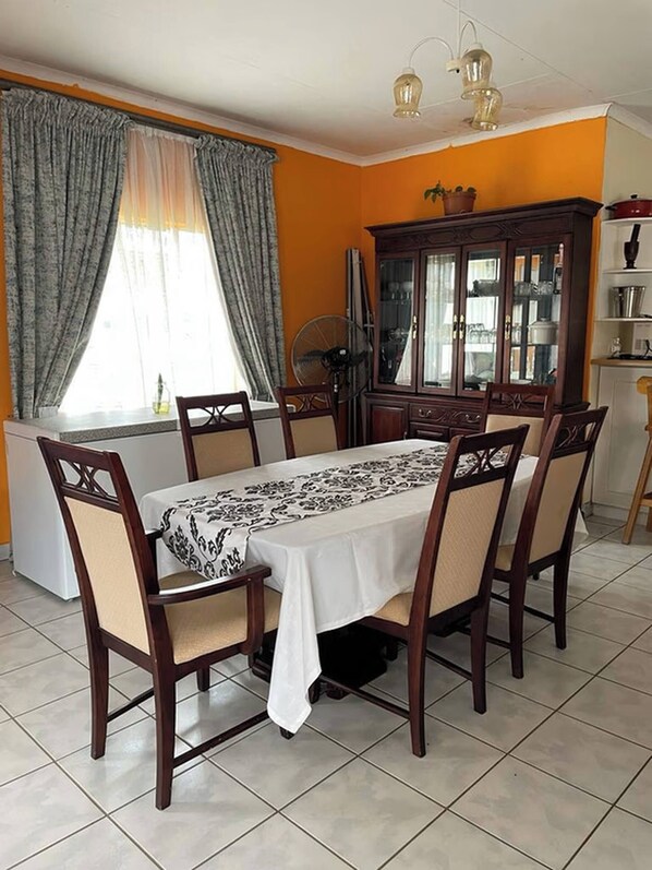 Casa, 3 dormitoris, fumadors, llar de foc | Menjador