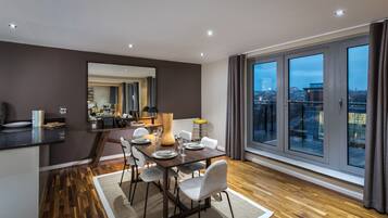 Penthouse Two Bedroom Apartment | In-room dining