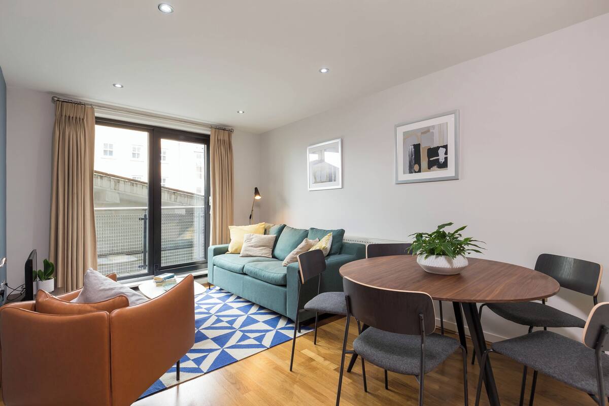 Two Bedroom Apartment | 起居區 | 40-吋智慧型電視，提供衛星頻道