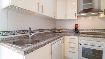 Een koelkast, een oven, een kookplaat, een vaatwasser