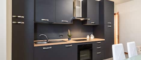 Kjøleskap, mikrobølgeovn, ovn og kokeplater