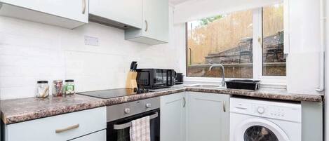 Kjøleskap, mikrobølgeovn, ovn og kokeplater