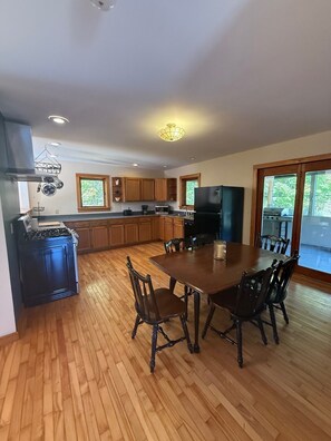 Dining - 3-bedroom house in charming country setting close to major ski resorts (Fairfield)