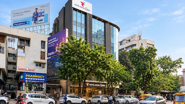 Un edificio moderno con un letrero llamativo del Hotel Royal Tunes.