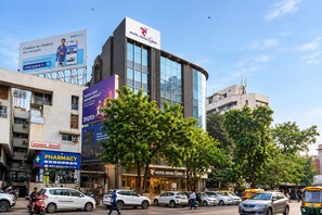Un edificio moderno con un letrero llamativo del Hotel Royal Tunes.