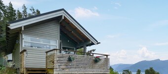 Gorgeous home in Lavik with house sea view