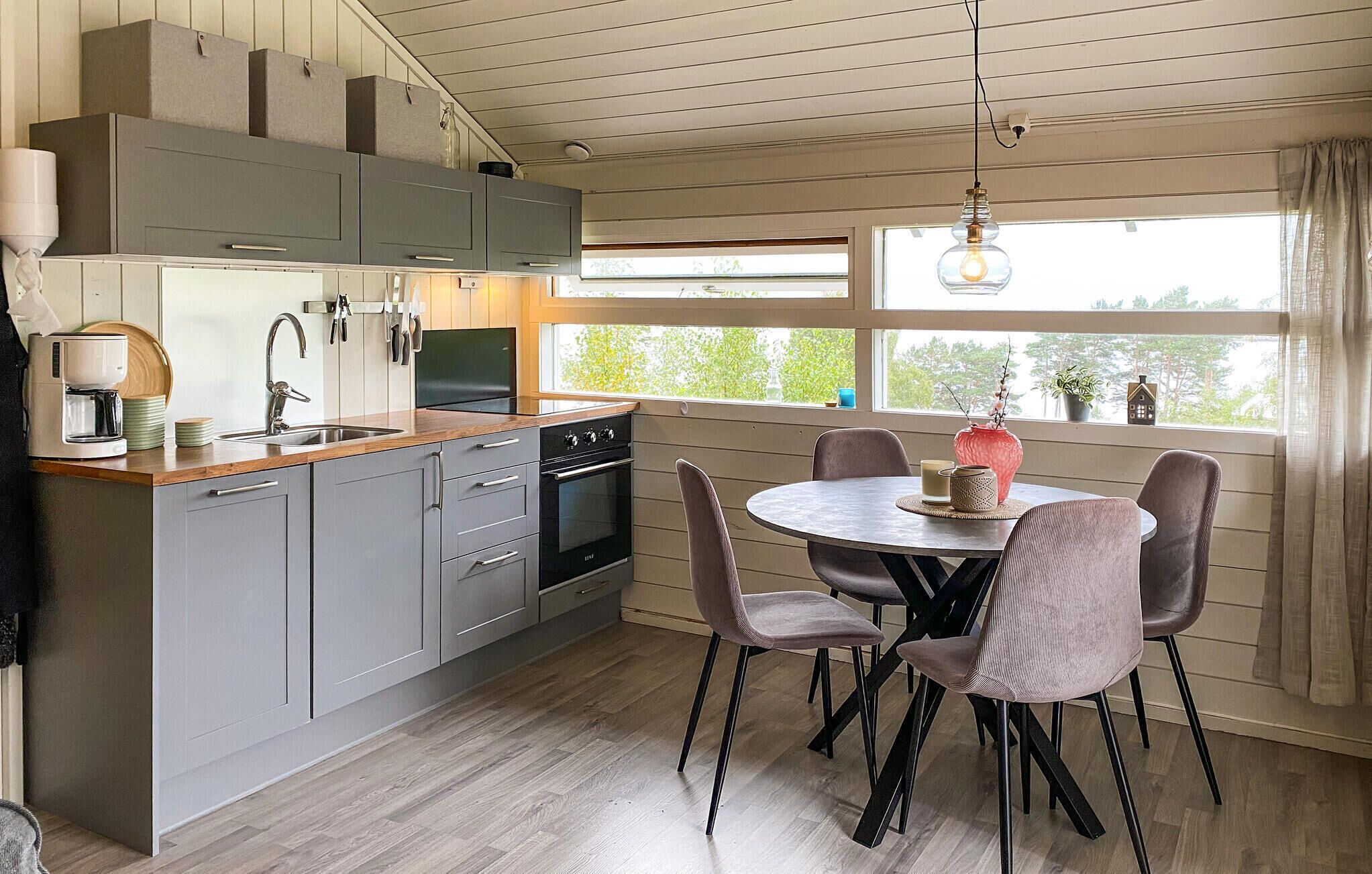 Coffee/tea maker, fridge, oven, stovetop