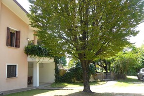 Front of property - Villa Rosa Apartment (Borso del Grappa)