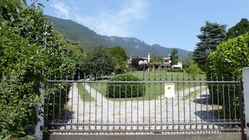 Pintu masuk properti