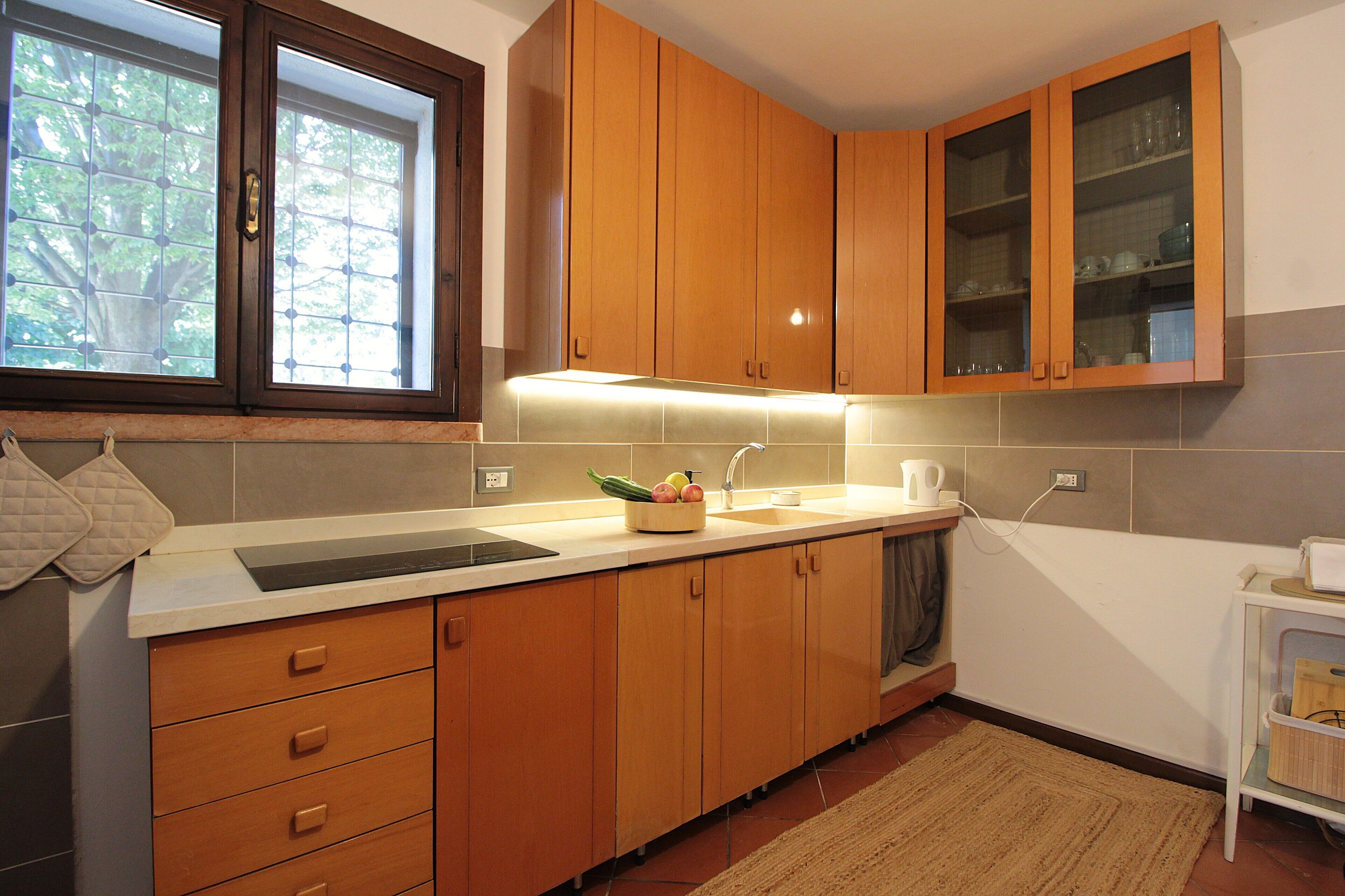 Apartemen, patio, pemandangan kebun | Dapur pribadi | Lemari es, mesin espresso, dan kursi makan untuk bayi