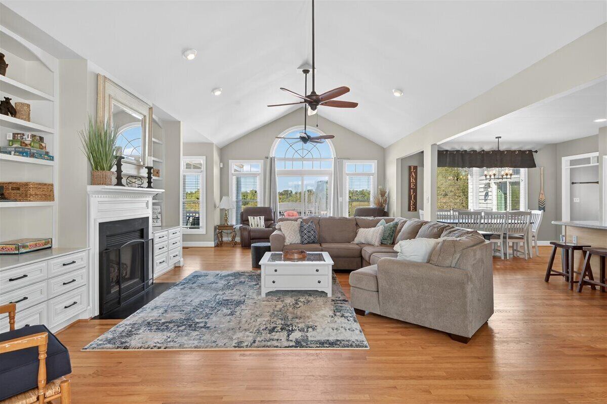 Smart TV, chimenea, futbolito y tenis de mesa 