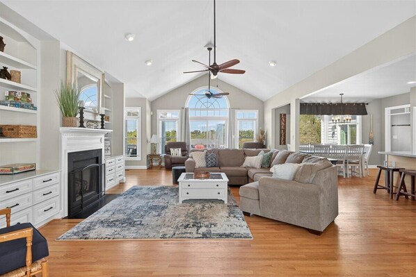 TV connectée, cheminée, baby-foot, table de tennis de table