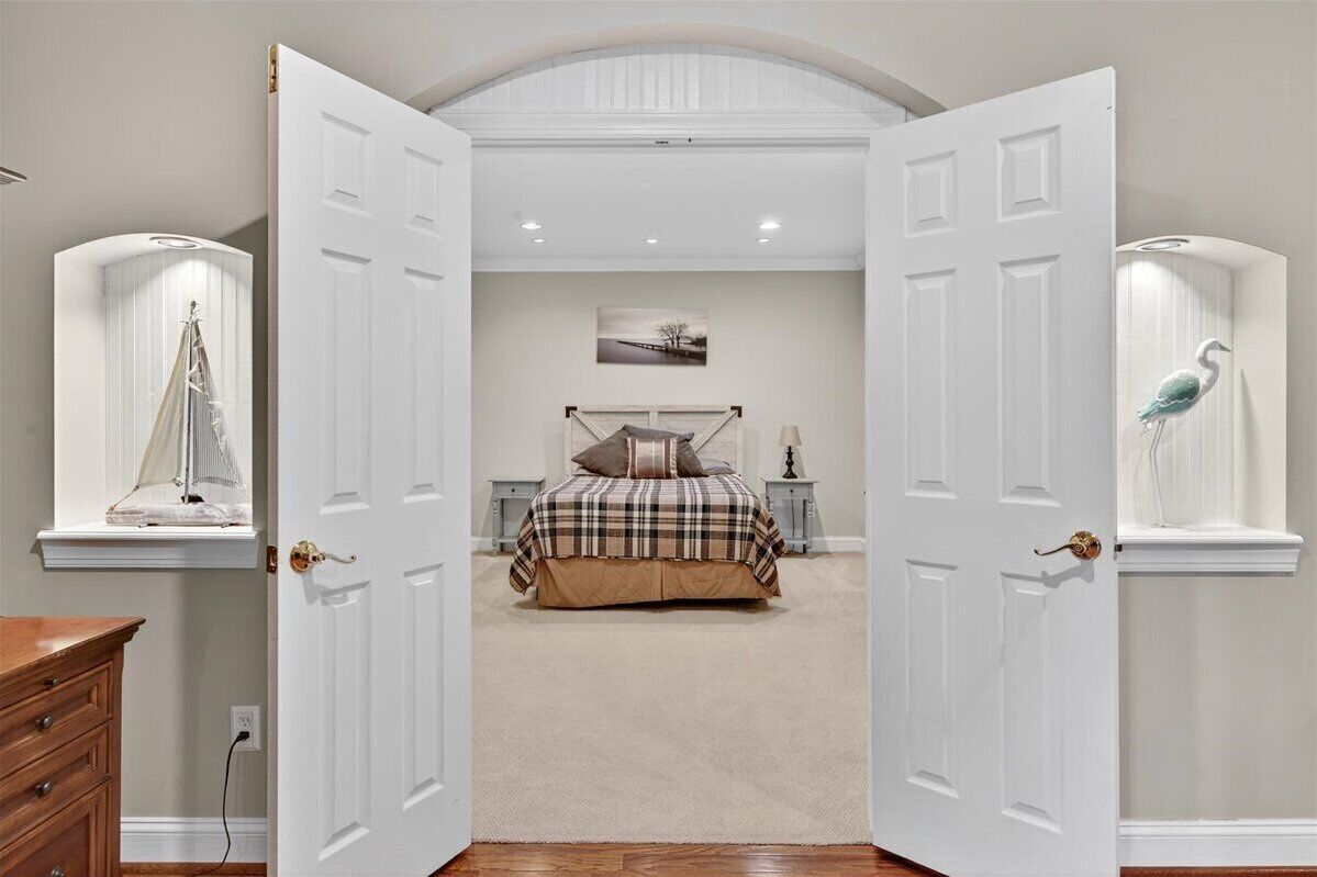 7 bedrooms, desk, travel crib, WiFi