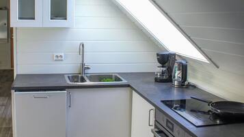 Kjøleskap, kokeplater, oppvaskmaskin og kaffetrakter/tekoker