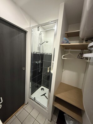 Dutxa, assecador de cabells i paper higiènic 