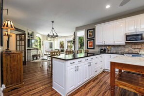 Jääkaappi, mikroaaltouuni, uuni, liesi