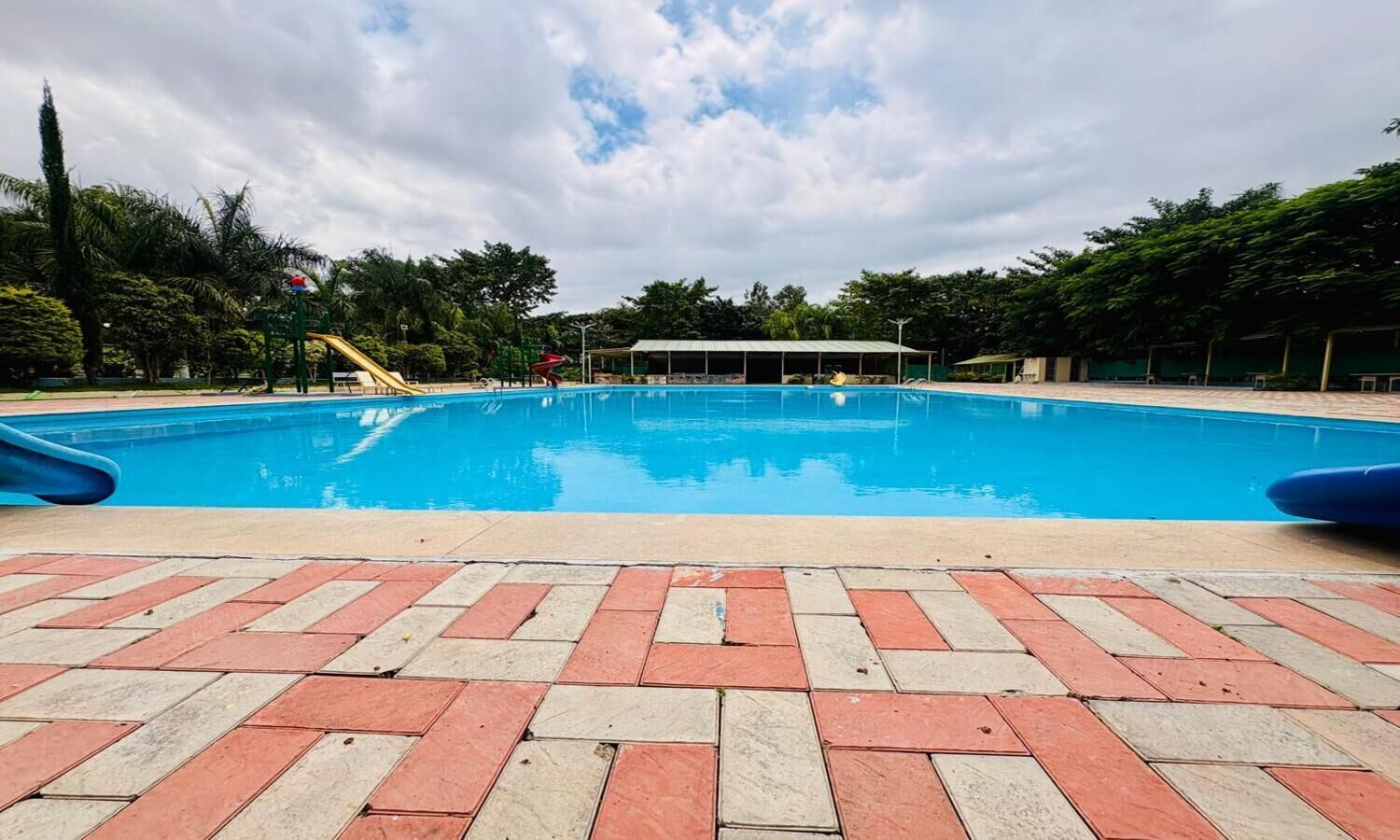 Alberca techada y alberca al aire libre