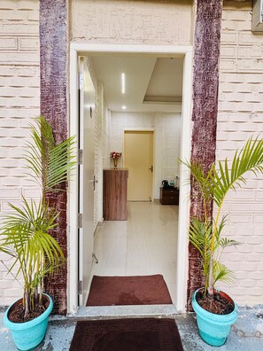 Habitación doble estándar, vista al jardín | Tabla de planchar con plancha