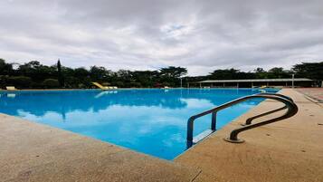 Una piscina cubierta, una piscina al aire libre