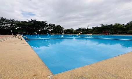 Una piscina techada, una piscina al aire libre