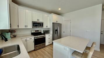 Kjøleskap, mikrobølgeovn, ovn og kokeplater