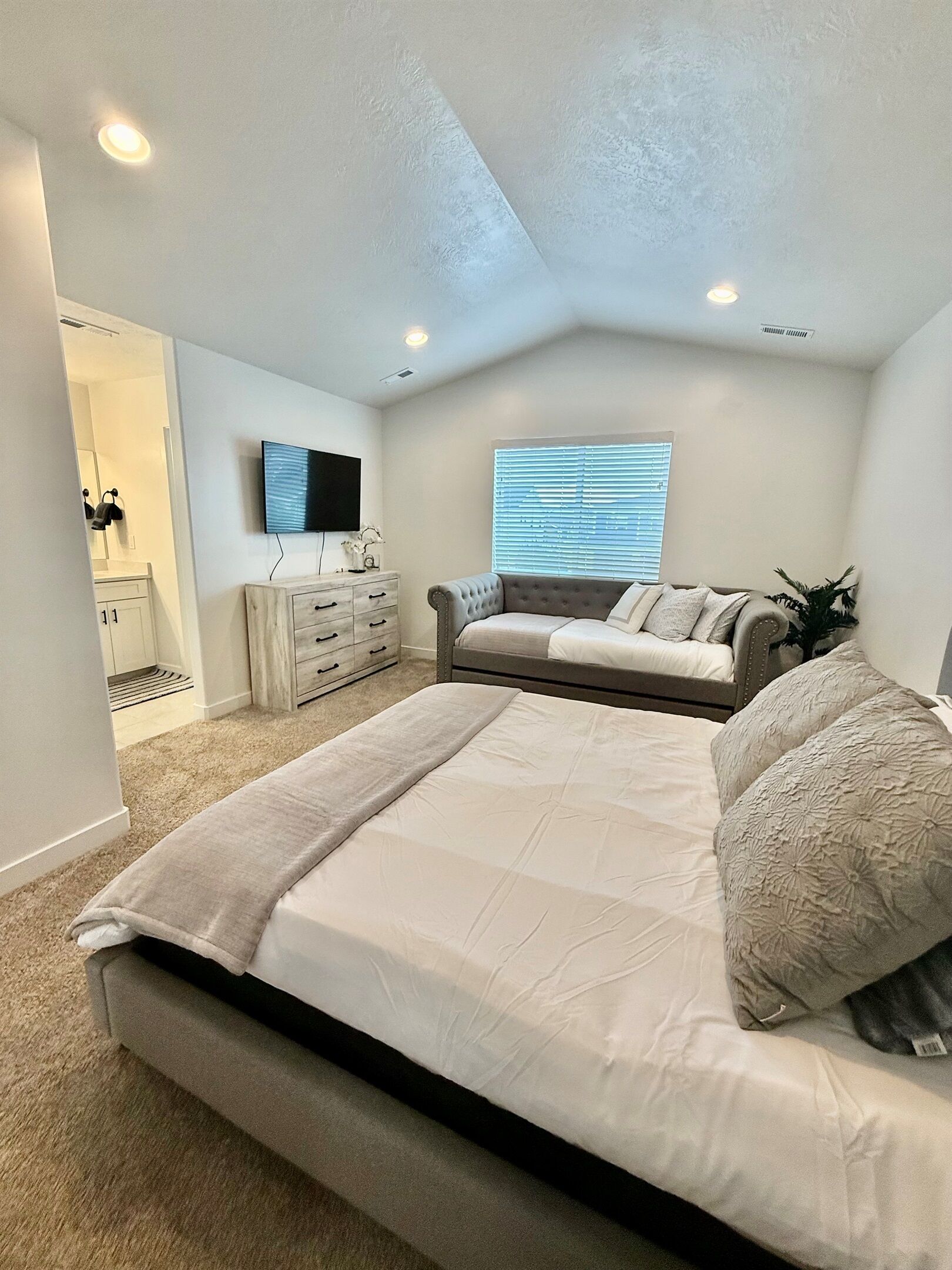 مكواة/لوح كي وسرير سفر وواي فاي مجانًا وملاءات أسرّة