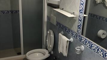 Ducha, secador de pelo y toallas