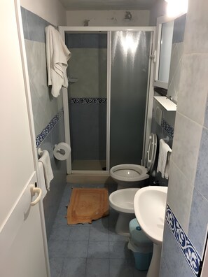 Shower, hair dryer, towels - Apartment 'Studio with Sea View' with Sea View, Wi-Fi and Air Conditioning (Barano d'Ischia)