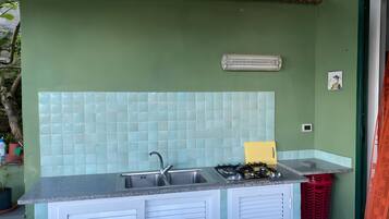 Frigorifero, piano cottura, pentole/stoviglie/utensili