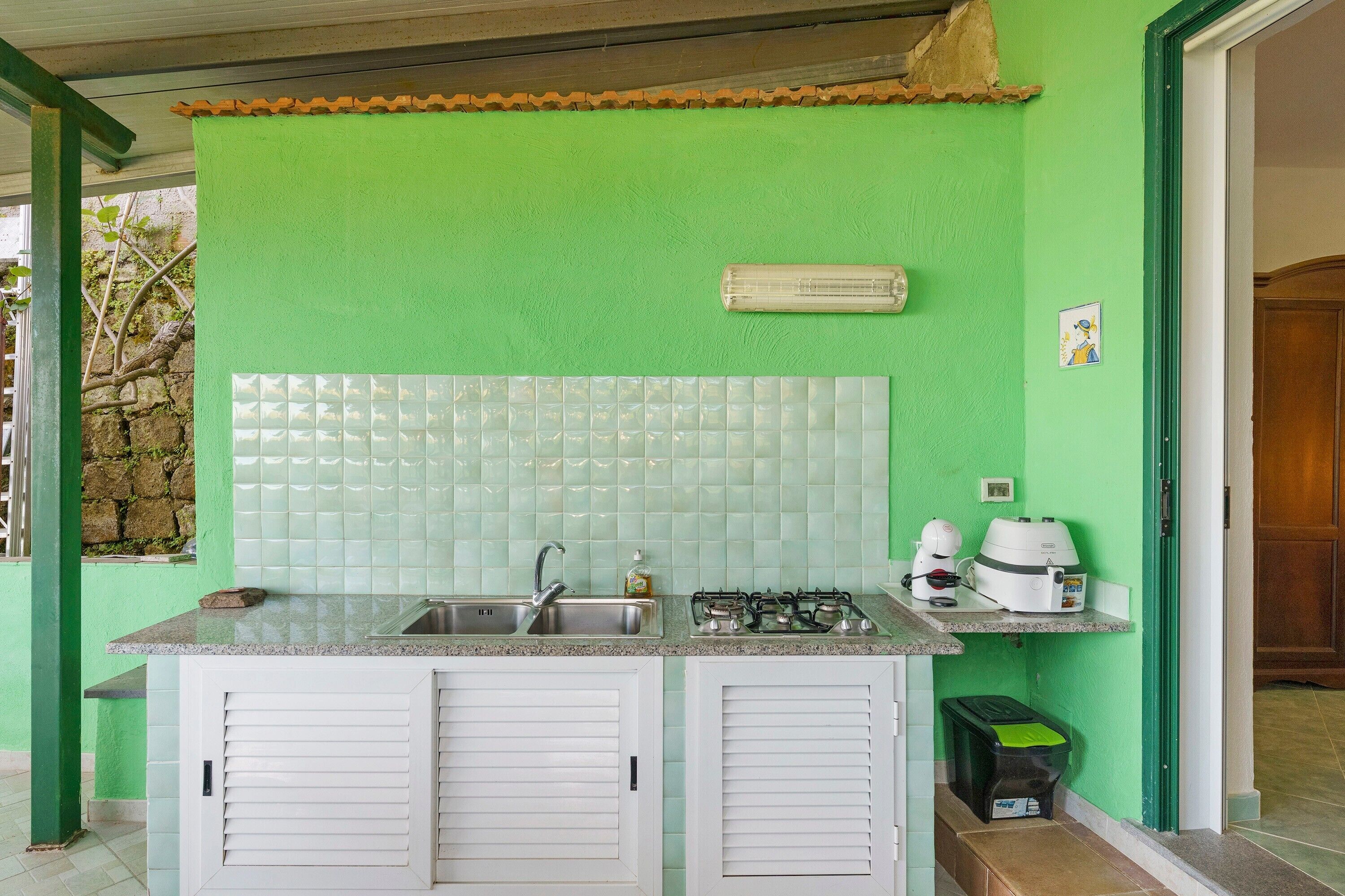Geladeira, cooktop, talheres/pratos/utensílios de cozinha