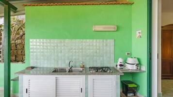 Geladeira, cooktop, talheres/pratos/utensílios de cozinha
