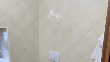 Douche, sĂšche-cheveux, serviettes fournies