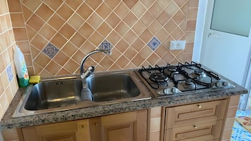 Refrigerador, placa de cocina, utensilios de cocina