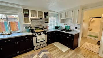 Een koelkast, een magnetron, een oven, een kookplaat