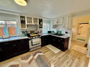 Køleskab, mikrobølgeovn, ovn, kogeplade