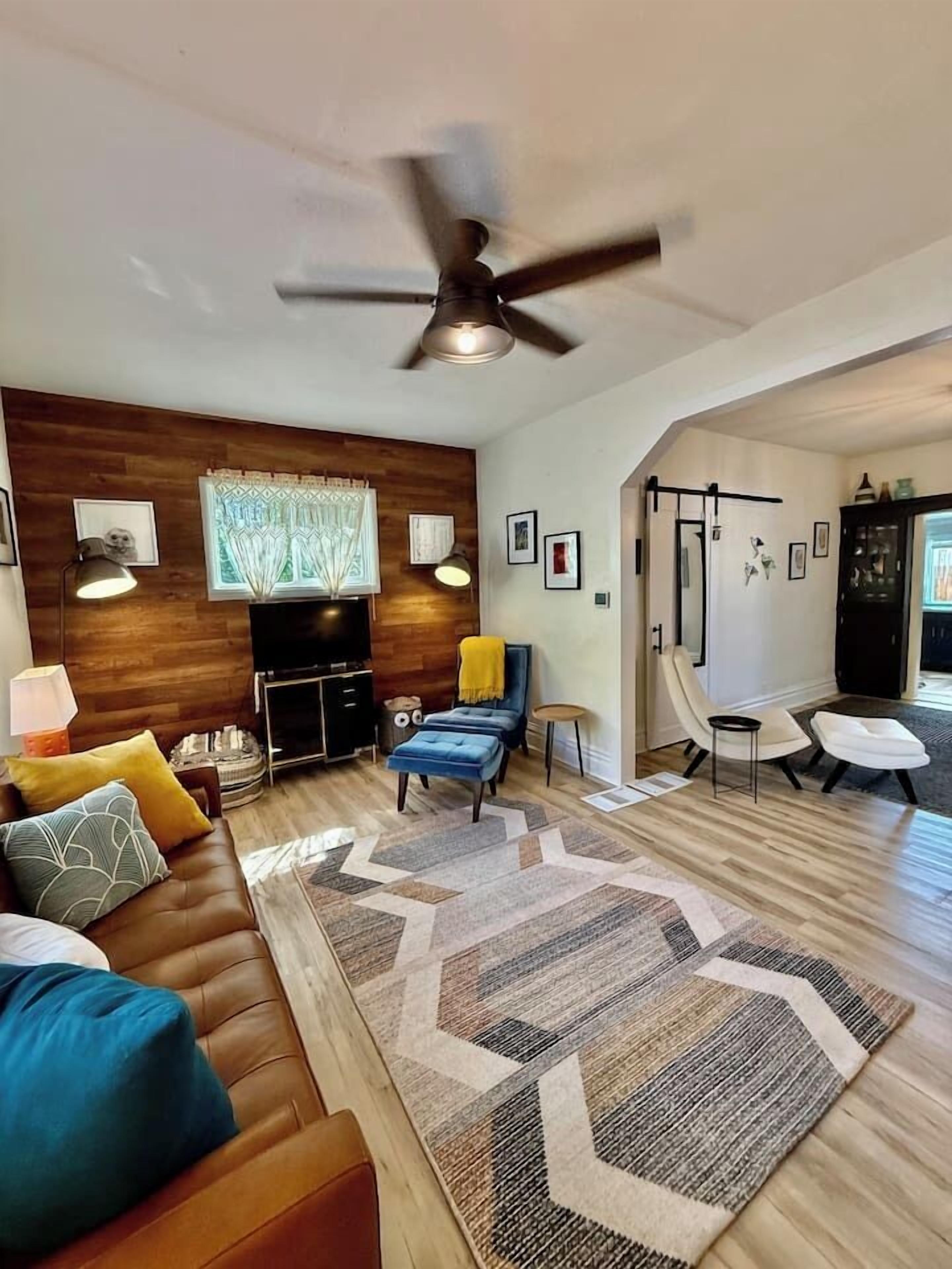 Een smart-tv en boeken