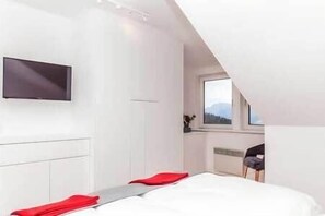 2 bedrooms, travel crib, free WiFi, bed sheets