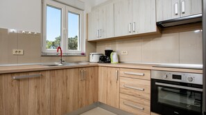 Fridge, oven, dishwasher, coffee/tea maker