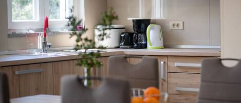 Kjøleskap, ovn, oppvaskmaskin og kaffetrakter/tekoker