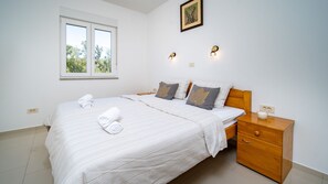 Iron/ironing board, free WiFi, bed sheets