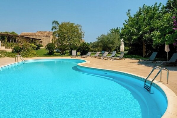 حمّام سباحة خارجي