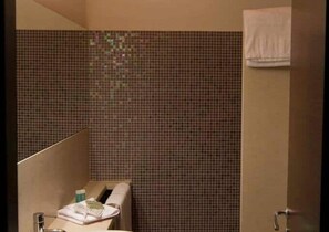 Dutxa, assecador de cabells, bidet i tovalloles 