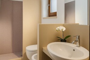 Shower, hair dryer, bidet, towels - two-room apartment with garden veranda (mq48) (Marina di Modica)