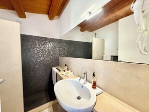 Doccia, asciugacapelli, bidet, asciugamani